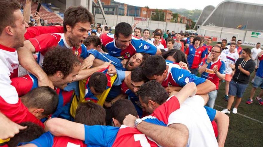 Los jugadores del Langreo celebran el pase ante el Haro de hace tres temporadas.