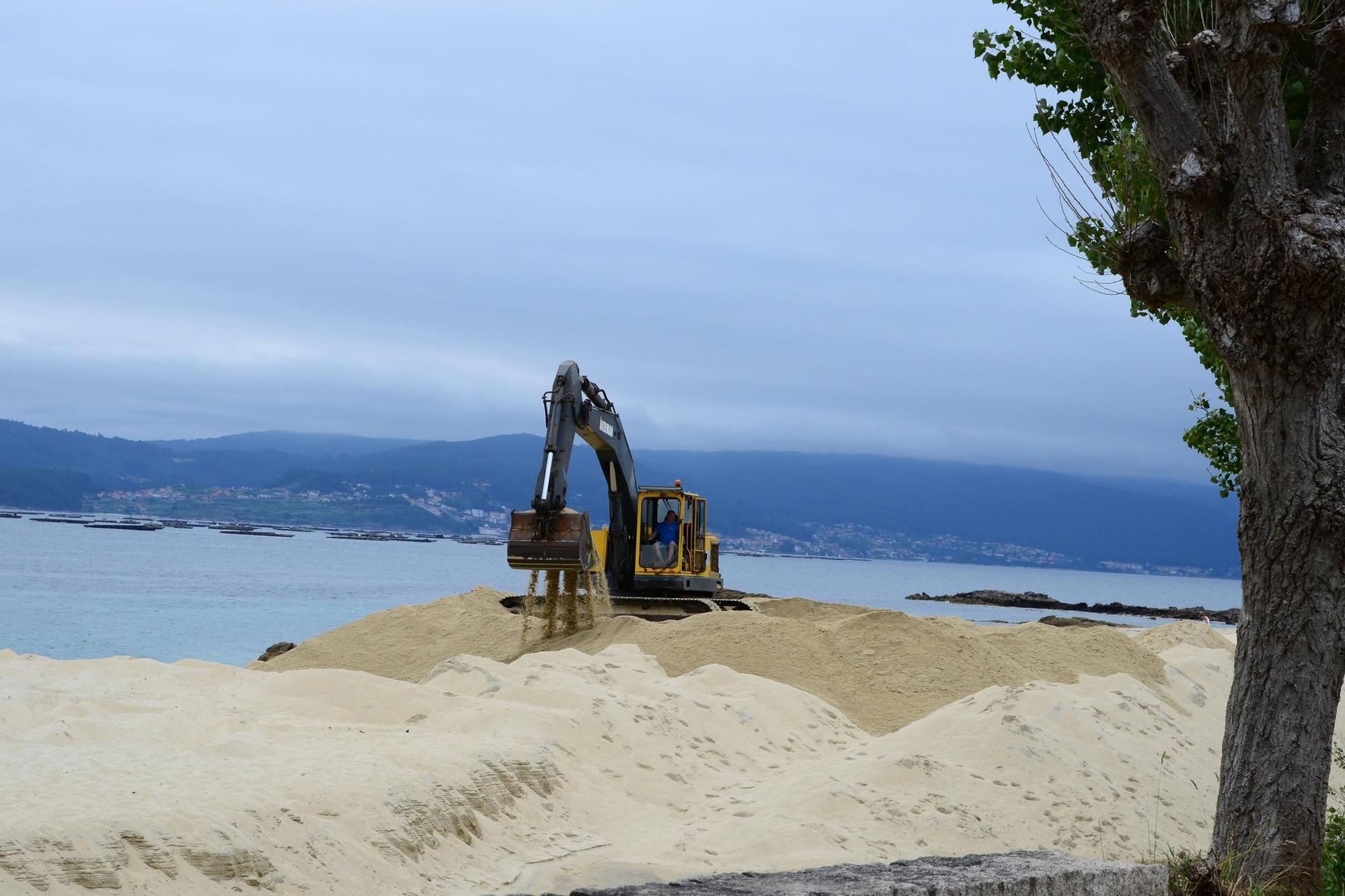 Trabajos de preparación de la playa de Agrelo para la temporada de verano