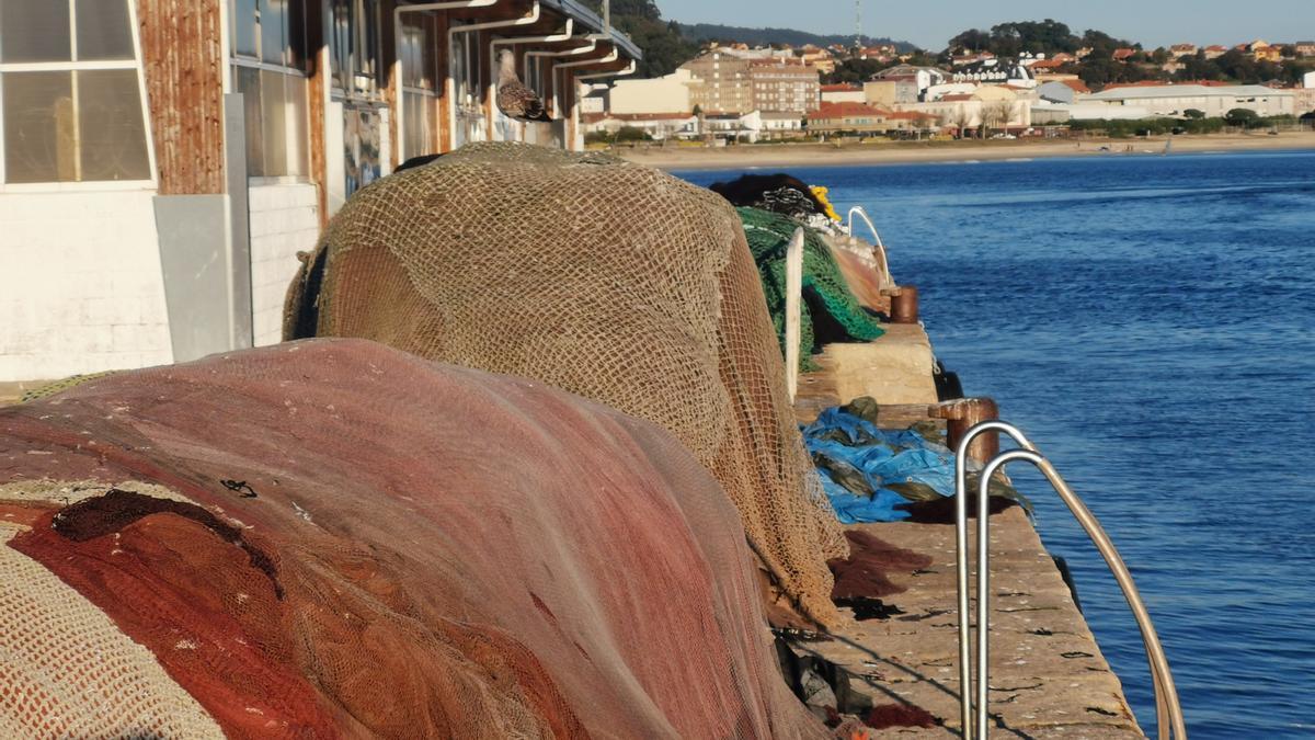 Redes y aparejos de pesca en la zona portuaria de Cangas.