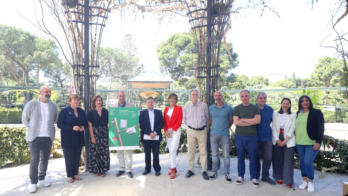 La Feria del Libro se ha presentado este lunes en el Quiosco de la Música del Parque Grande.