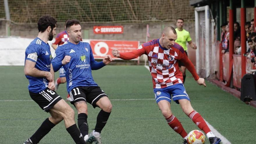 Sorpresón mayúsculo, muchas goleadas, debuts y un ascenso directo más apretado que nunca: así fue la jornada 18 en el grupo asturiano de Tercera Federación