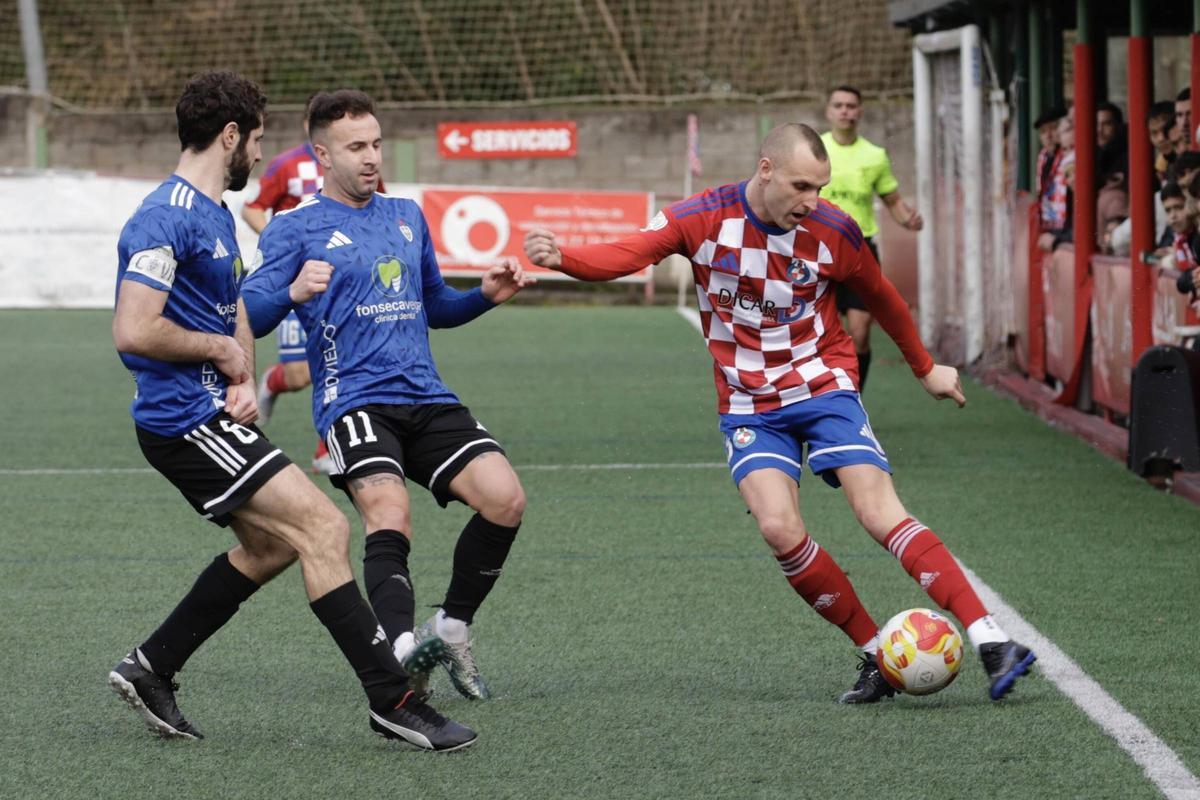Mikel Busto da un pase rodeado por dos futbolistas del Covadonga.
