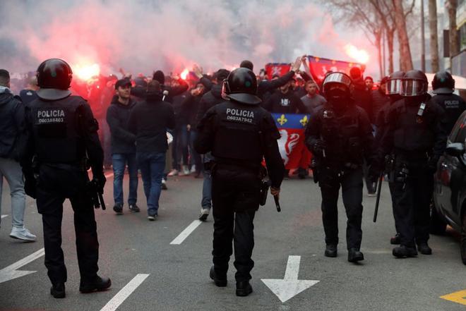 Varios centenares de seguidores radicales del Olympique Lyon se han concentrado en la plaza Artós de Barcelona desde donde se dirigirán al Camp Nou para presenciar el partido de vuelta de octavos de final de la Liga de Campeones donde los franceses s