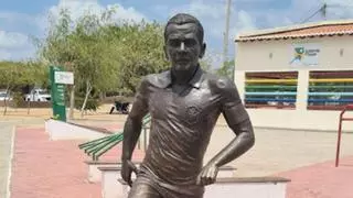 Retiran la estatua de Dani Alves en su ciudad natal