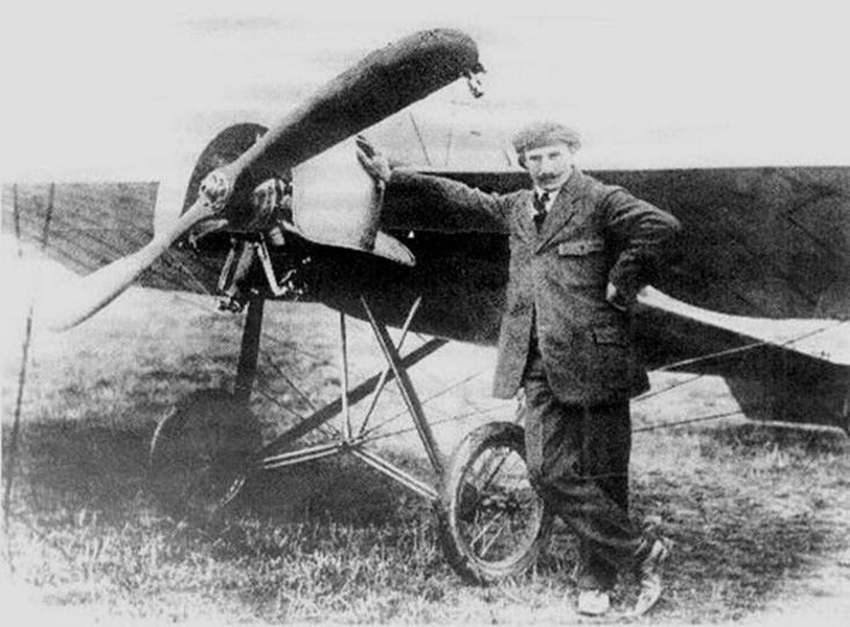 Salvador Hedilla posa junto a su avión.