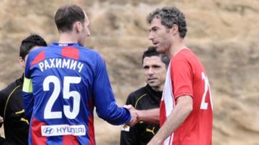 Richi, capitán del Murcia, salida a su homólogo del CSKA antes de comenzar el choque.