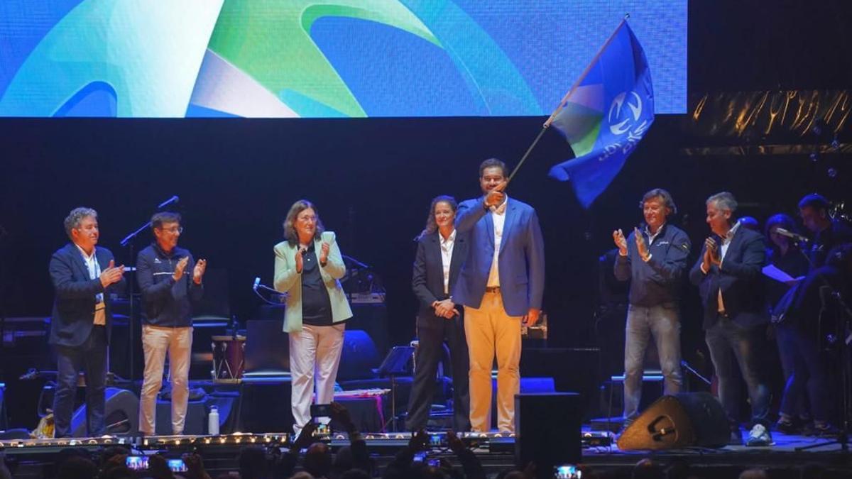 Borja Vivas, tras recibir la bandera en Pontevedra.