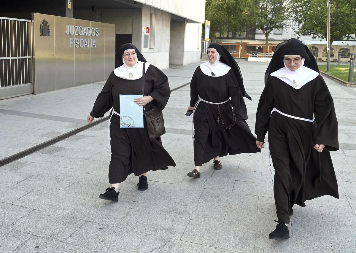 Tres de las monjas clarisas de Belorado, el pasado mes de mayo, en los juzgados de Burgos.