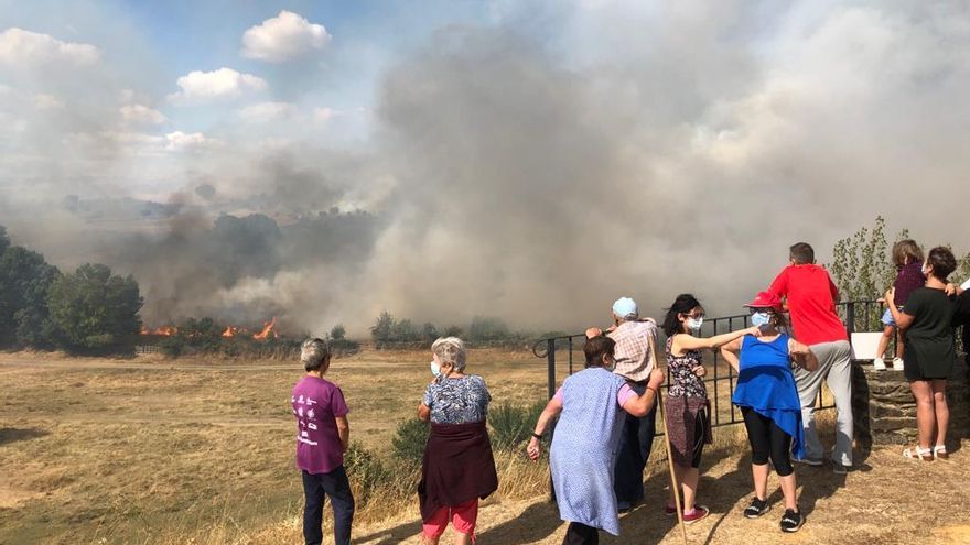 Vecinos de Domez en el fuego de Lober: "Hemos estado cercados"