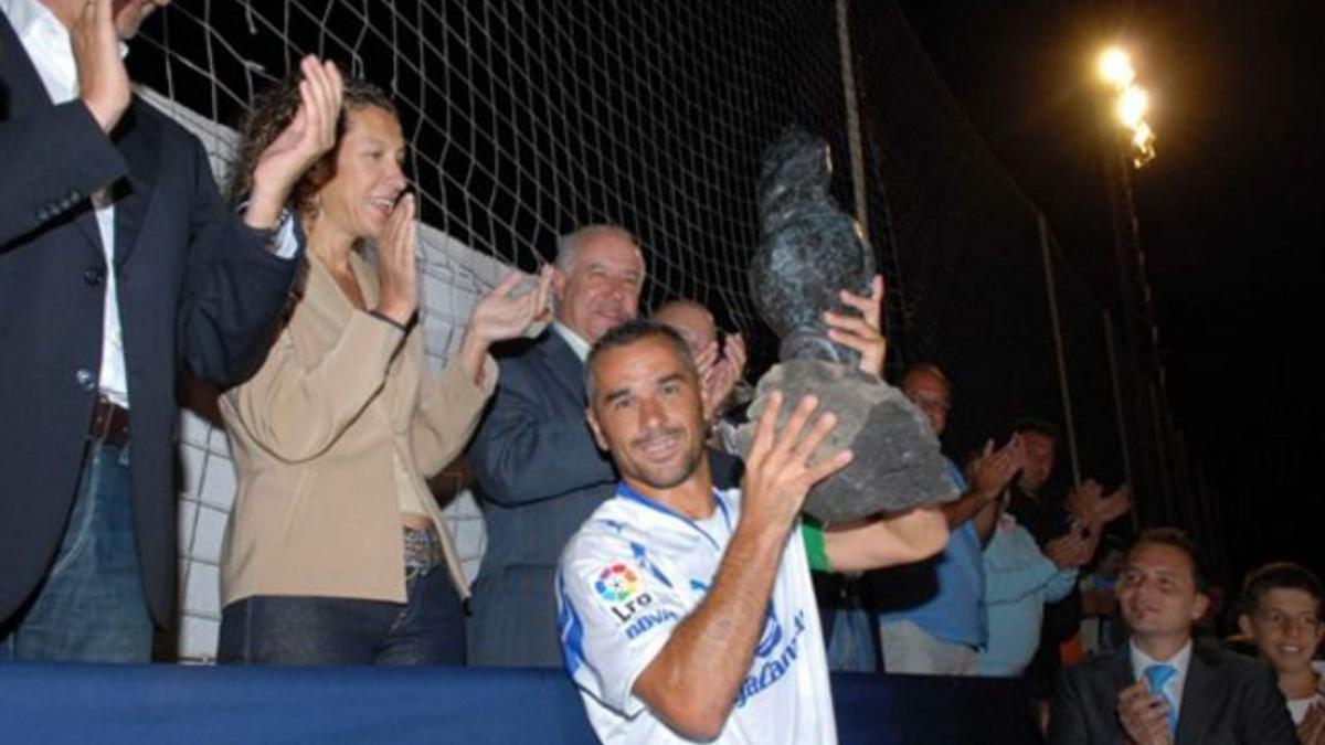 Cristo Marrero, con el título del Trofeo Teide. | | E.D.