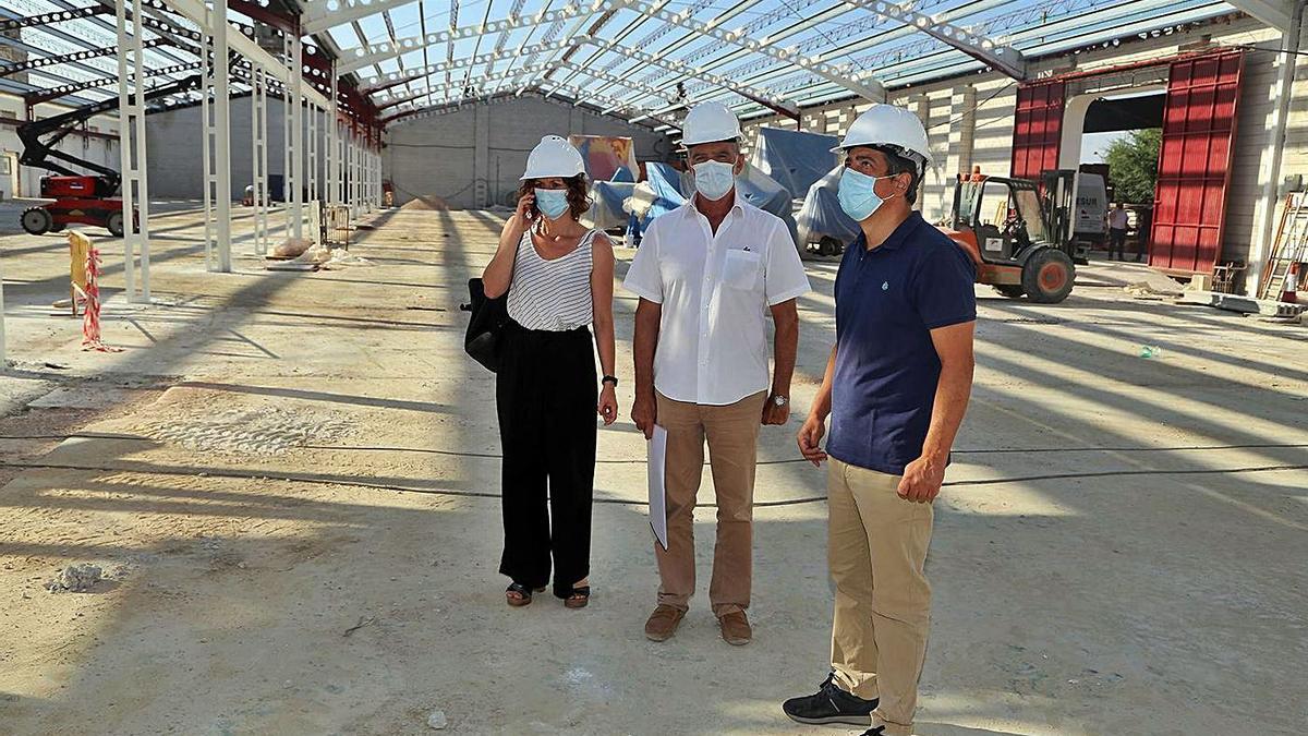 Raquel Casado, Carlos Cobos y Rafael Llamas, durante la visita cursada ayer a las obras.