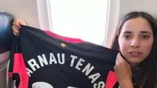 La camiseta de Arnau Tenas, el gran tesoro del viaje de Carme a Mallorca con el Villarreal: “Me la llevo para siempre”
