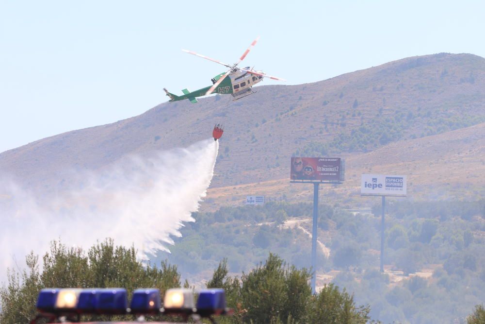 El fuego declarado en las inmediaciones de la autovía han obligado a cortar el tráfico en ambos sentidos y congestiona también la MA-20 en sentido Cádiz