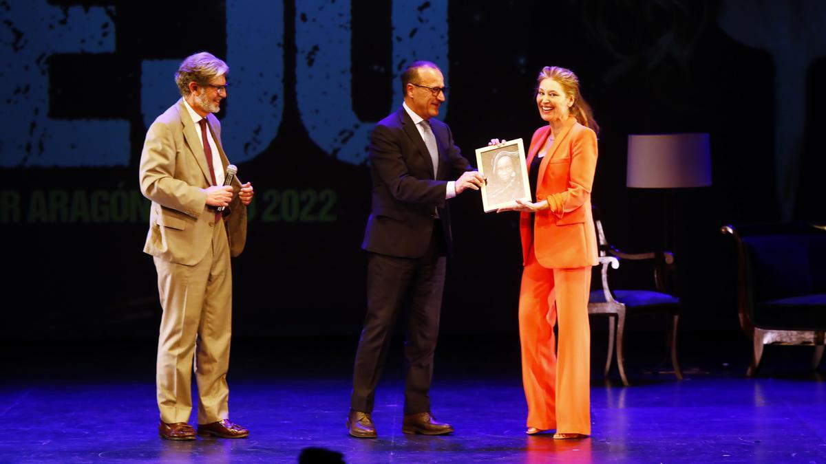 Teresa Viejo recibe su premio de manos del consejero de Cultura, Felipe Faci.