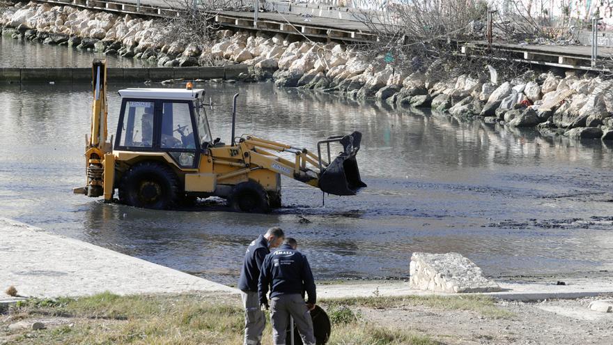 Operarios de Emasa retiran lodos del río Guadalmedina con una excavadora