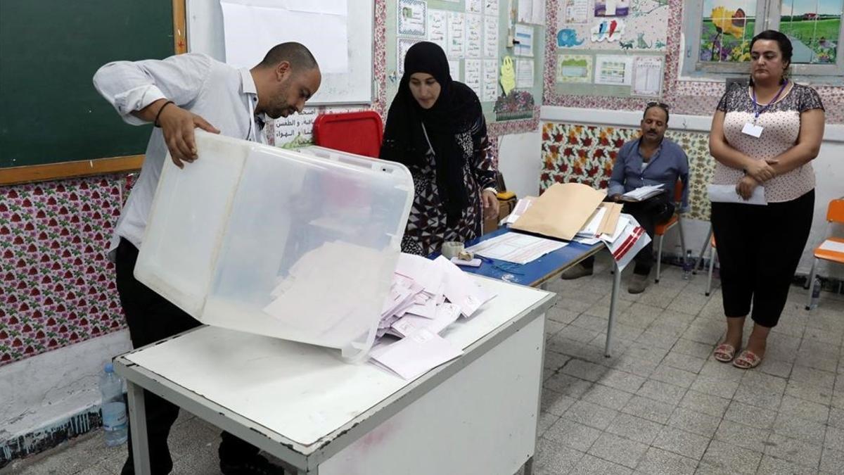 Recuento de votos en un colegio electoral en Túnez, la capital del país.