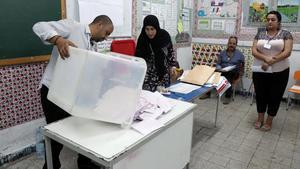 zentauroepp49878630 tunis  tunisia   15 09 2019   tunisians count the ballots at190915212521