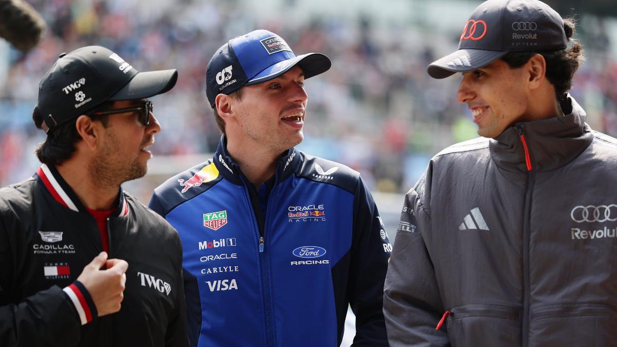 Max Verstappen, en el paddock con Checo Pérez y Gabriel Bortoleto