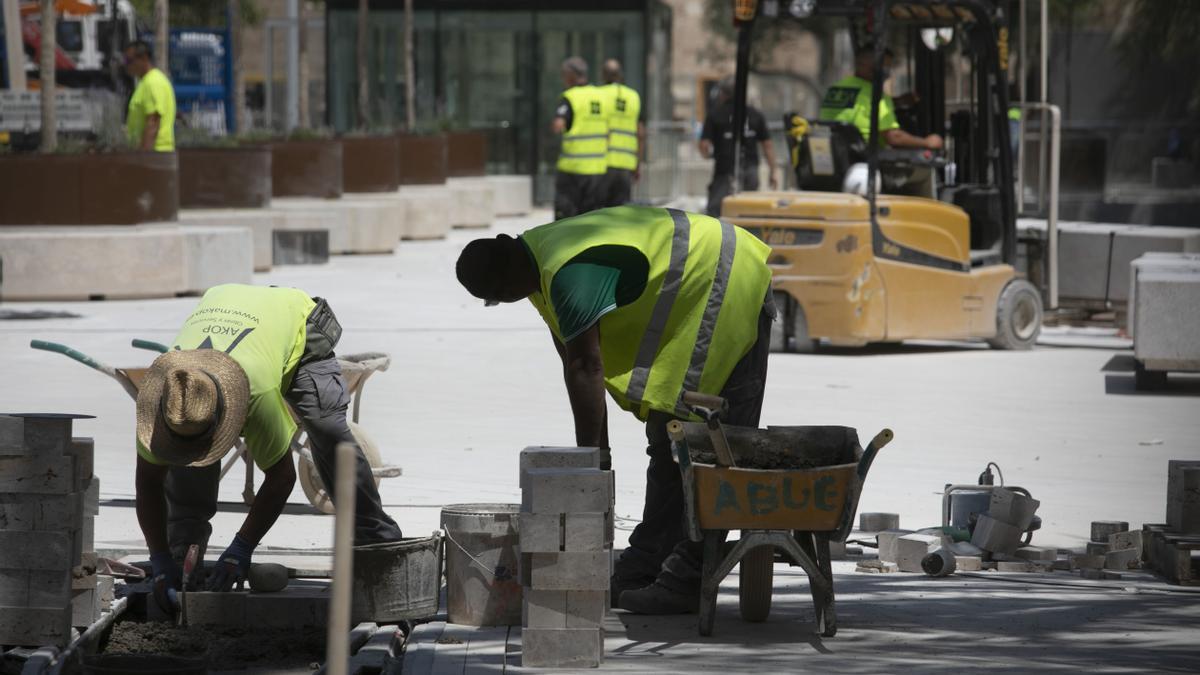 Trabajos en la calle en plena ola de calor