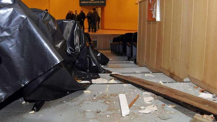 Miembros del gobierno, al fondo, supervisaron ayer los destrozos en el auditorio. // Bernabé/Javier Lalín