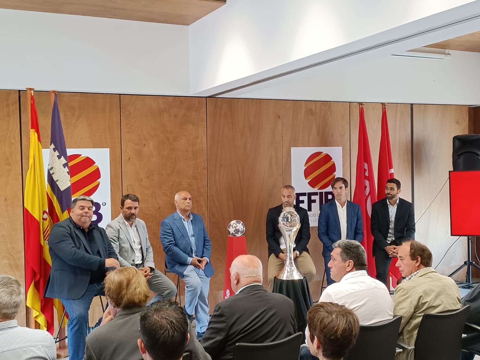 La balear de Fútbol homenajea al Mallorca Palma Futsal por el título de la Copa de Europa