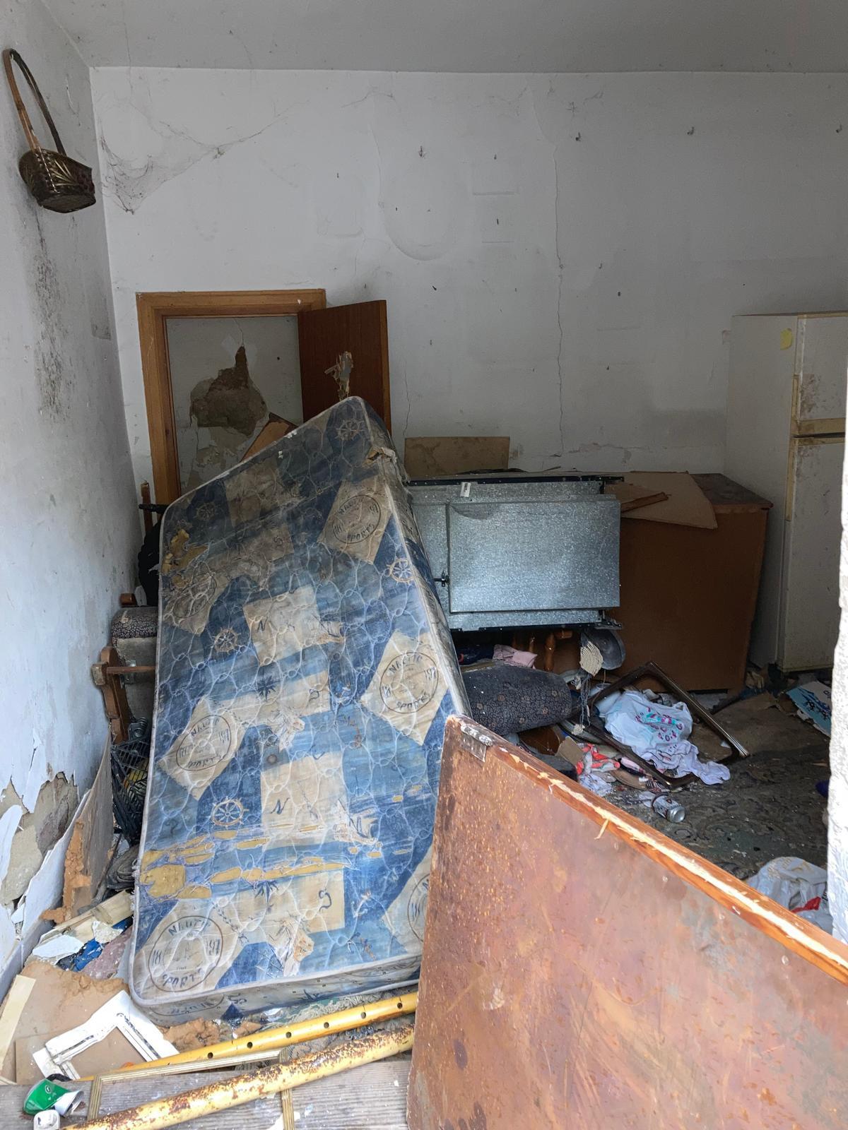 Imágenes del interior de la vivienda natalicia de Vicente Boix en Xàtiva, vandalizada y ocupada.