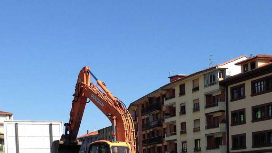 Obras de excavación, ayer, en El Concilio, en Ribadesella.