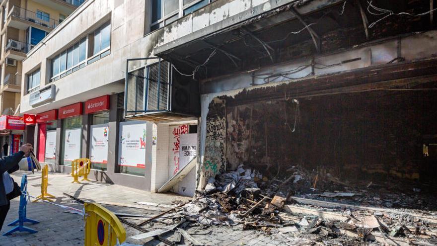 Sobresalto en Benidorm por un incendio en un local comercial del centro en plenas fiestas