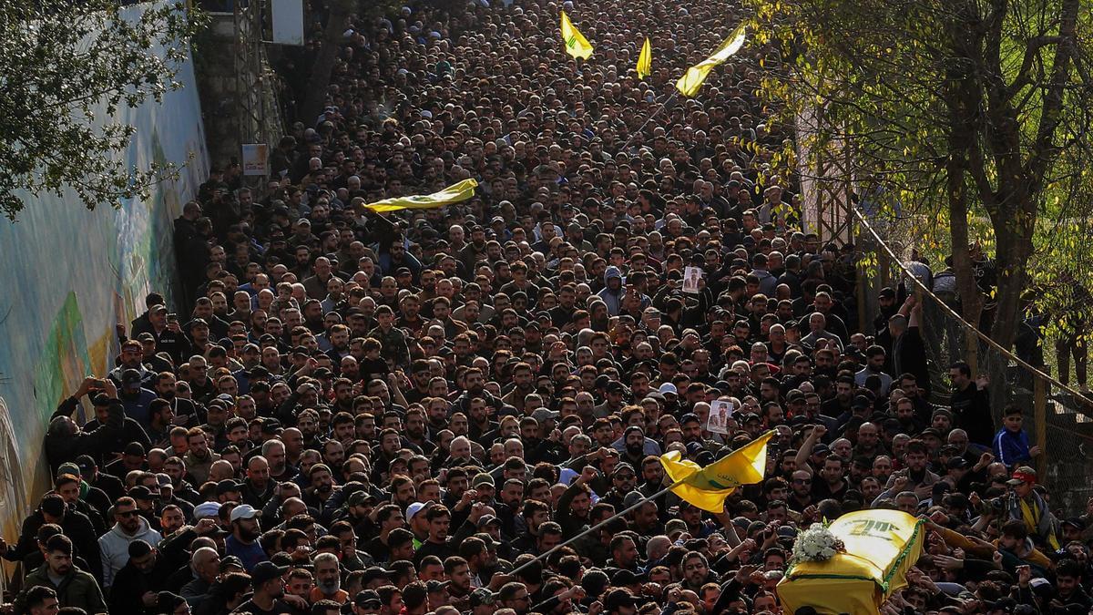 Seguidores de Hizbulá asisten al multitudinario funeral del comandante del grupo Wissam Tauil, el pasado 9 de enero en Khirbit Selem, una población del sur del Líbano.