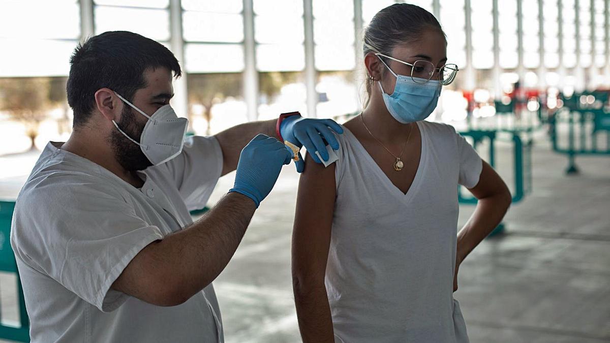 Vacunación contra el coronavirus en el recinto ferial de Ifeza.