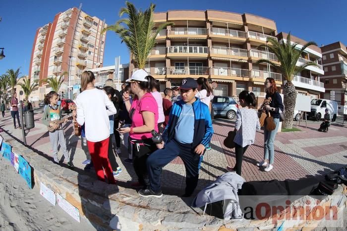 Un 'SOS' gigante para el Mar Menor formado por escolares en Villananitos