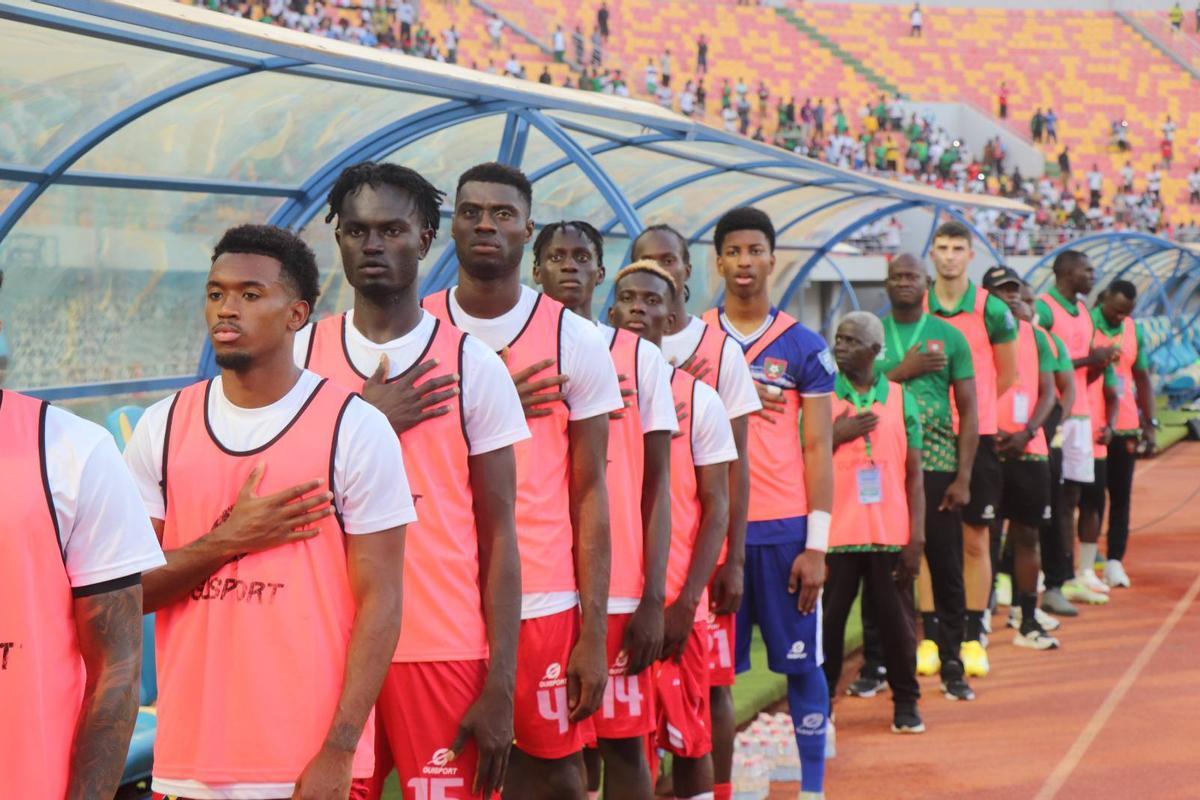 Alassan, en primer plano, antes del partido Guinea Bissau-Burkina Faso.