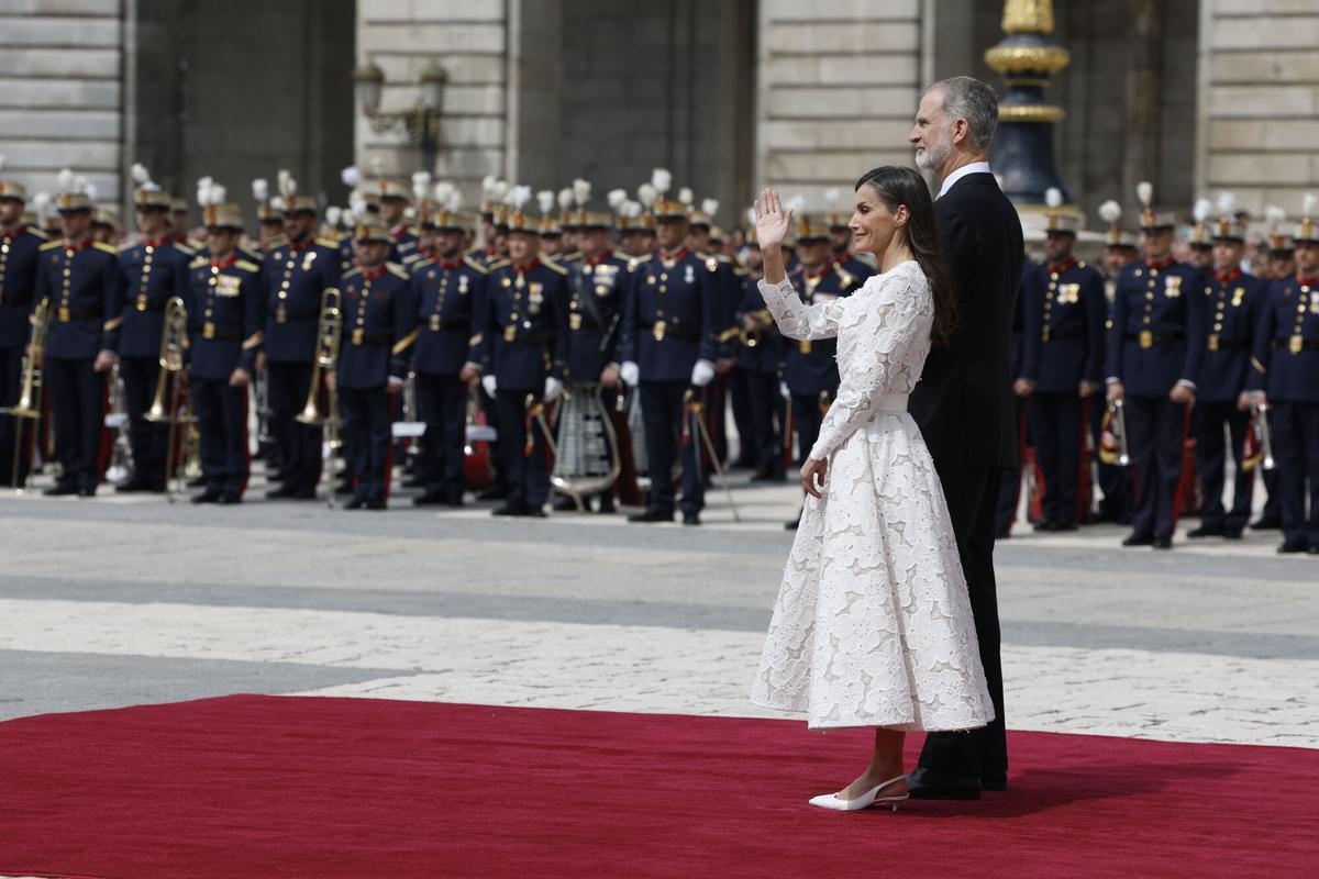 Los reyes Felipe VI y Letizia, esperan en la Plaza de la Armería del Palacio Real la llegada del papa León XIV