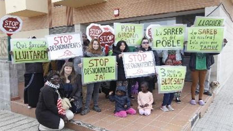 Els membres de la PAH Girona-Salt i els habitants del bloc, ahir, davant la porta d&#039;entrada.