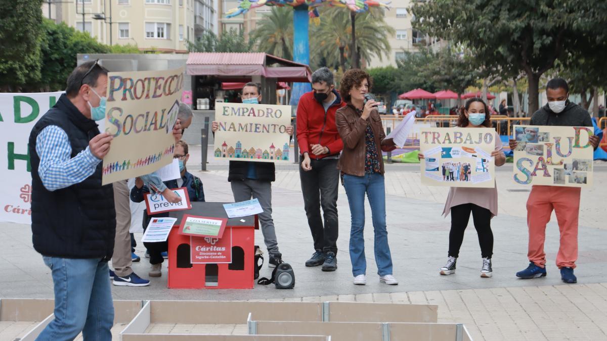 Acto de reivindicación en la plaza Huerto Sogueros de los derechos de las personas sin hogar