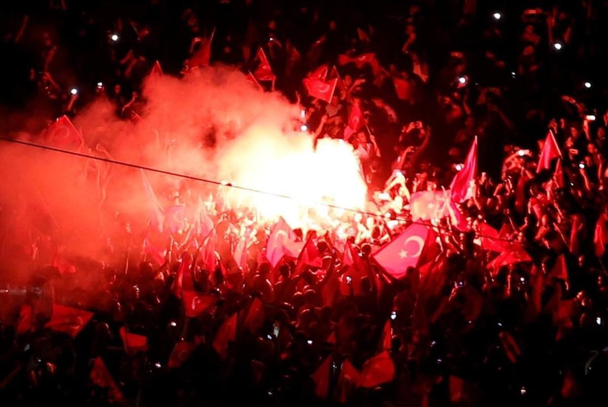 jgblanco34723672 supporters of turkish president tayyip erdogan light flares 160716224648