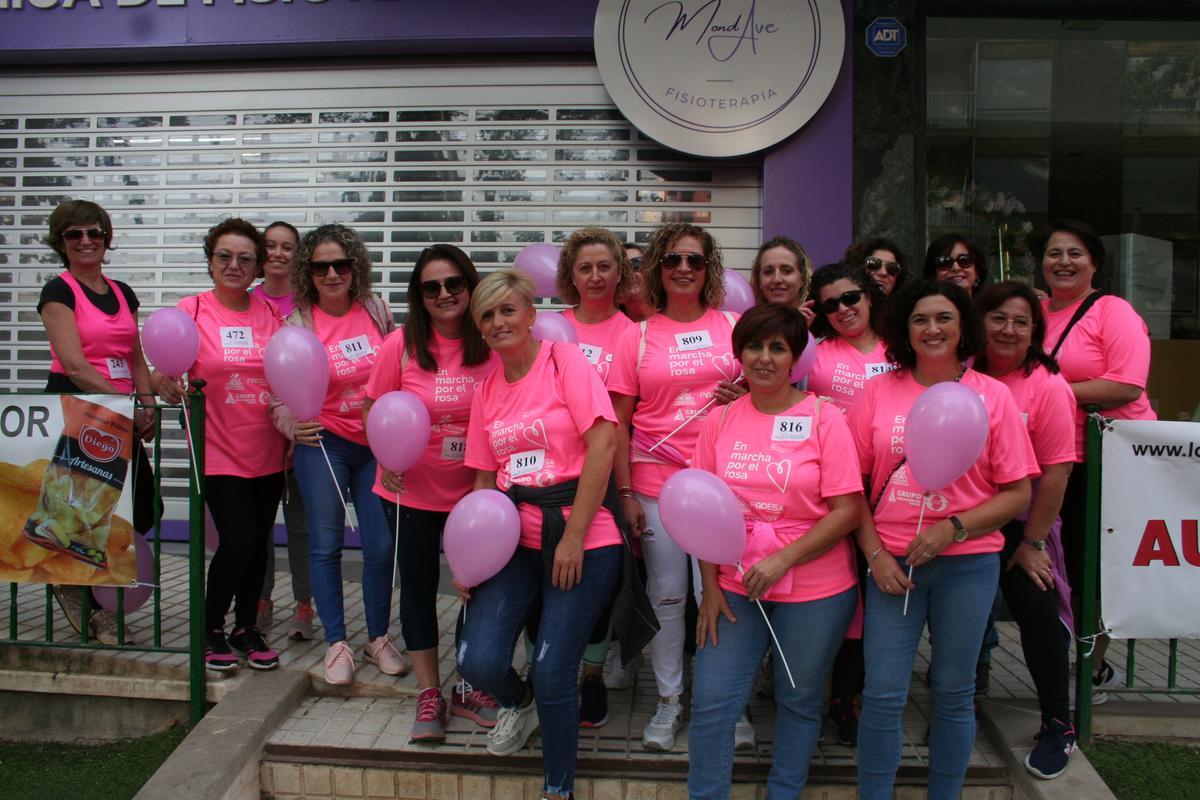 Un grupo de amigas dispuestas para participar en la marcha popular en apoyo de los enfermos de cáncer.