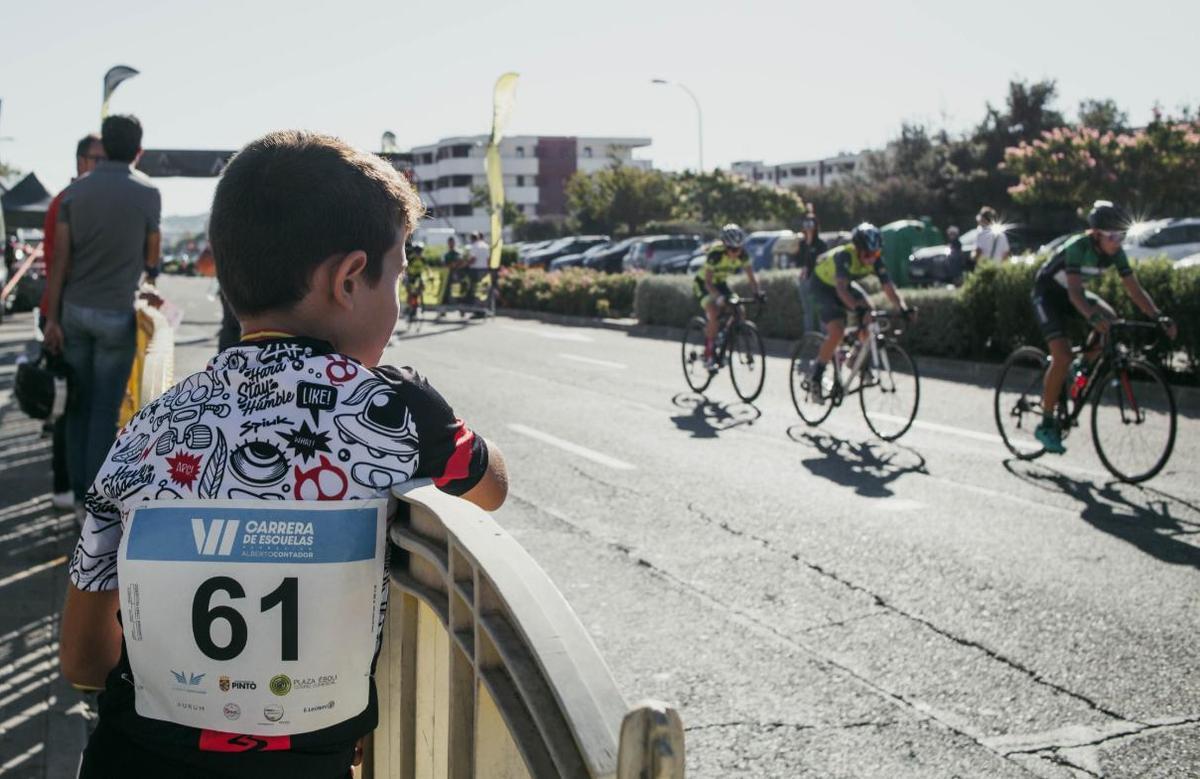 Miles de niños sueñan con convertirse en ciclistas profesionales y competir junto a sus ídolos.