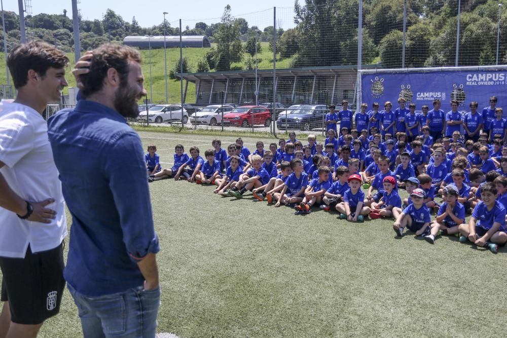 Visita de Mata al campus del Real Oviedo