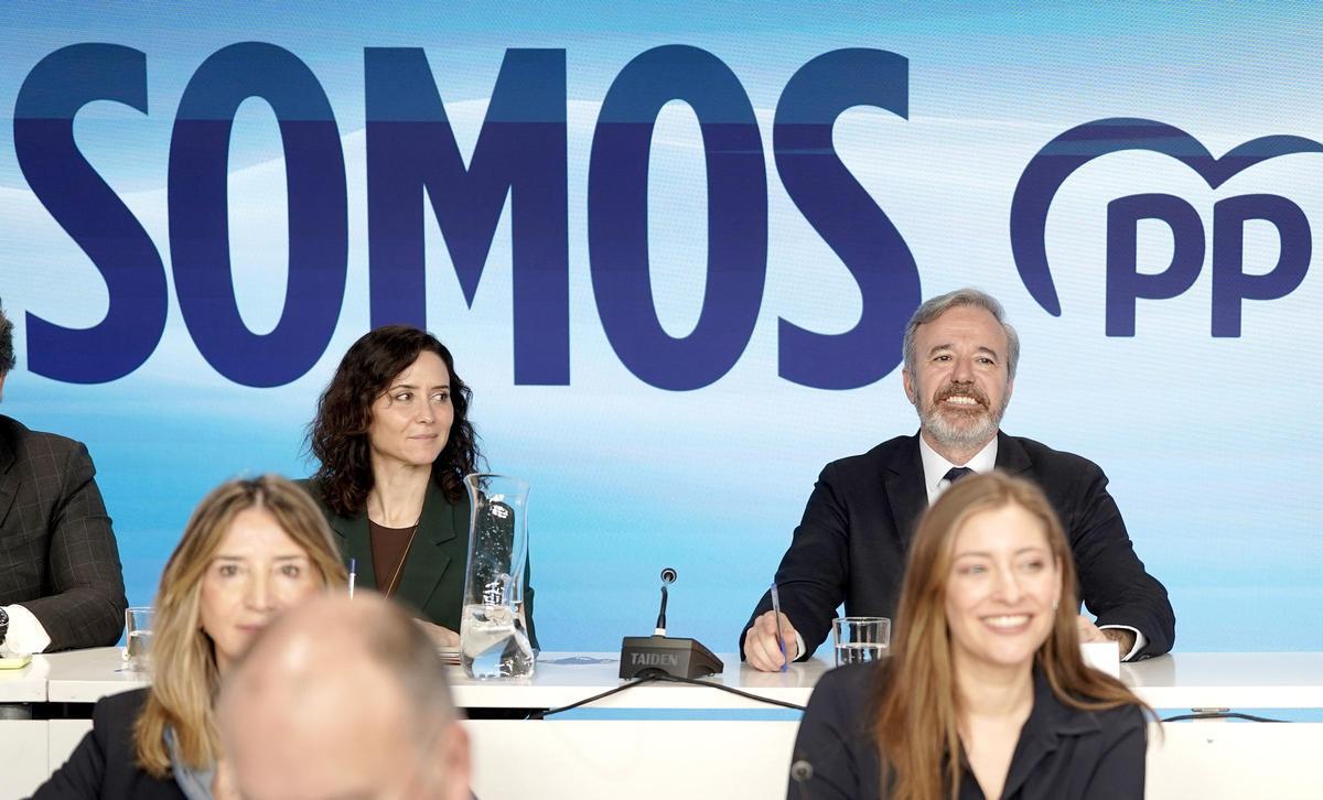 Isabel Díaz Ayuso, sentada junto a Jorge Azcón en la reunión de la Junta Directiva Nacional del PP del pasado 9 de febrero.