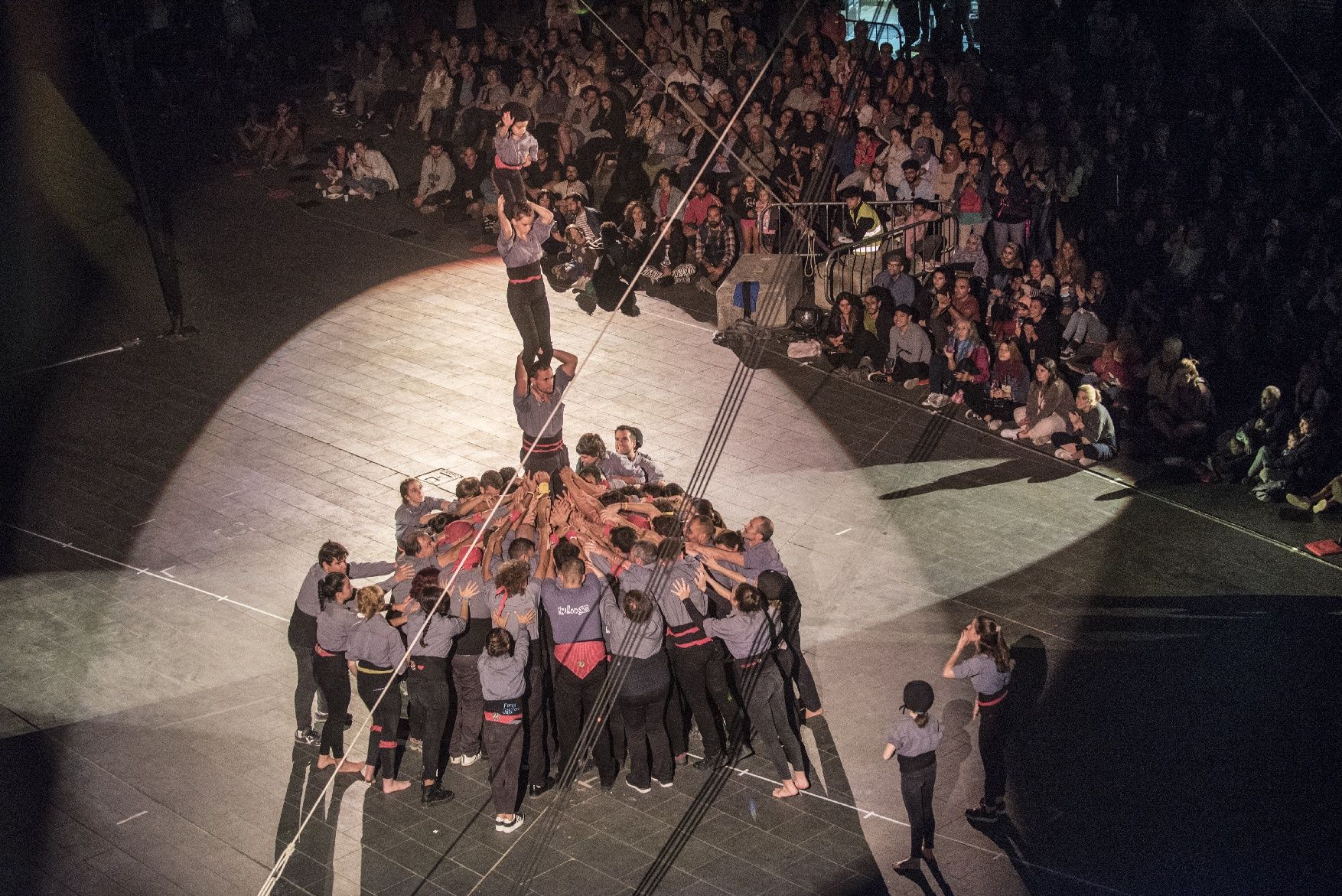 Expectació a plaça Major per veure l'espectacle inaugural de la Fira Mediterrània de Manresa