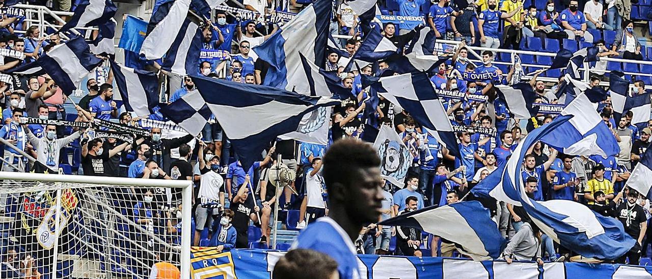 Obeng entra al campo, con el fondo Norte animando. | Irma Collín