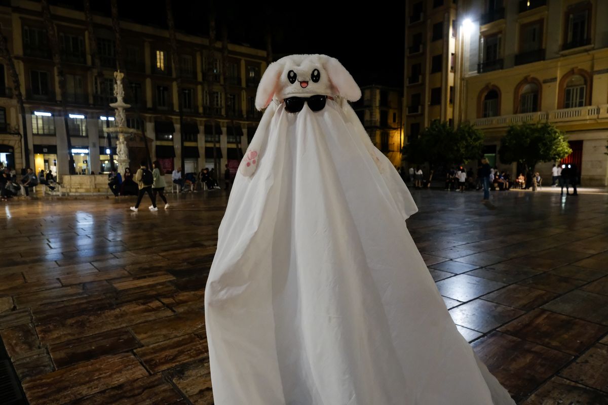 Las calles del centro de Málaga se llenan de máscaras y disfraces por Halloween