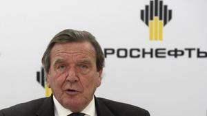 El excanciller alemán, Gerhard Schroeder, en su comparecencia en San Petesburgo tras ser nombrado presidente de la petrolera rusa Rosneft.