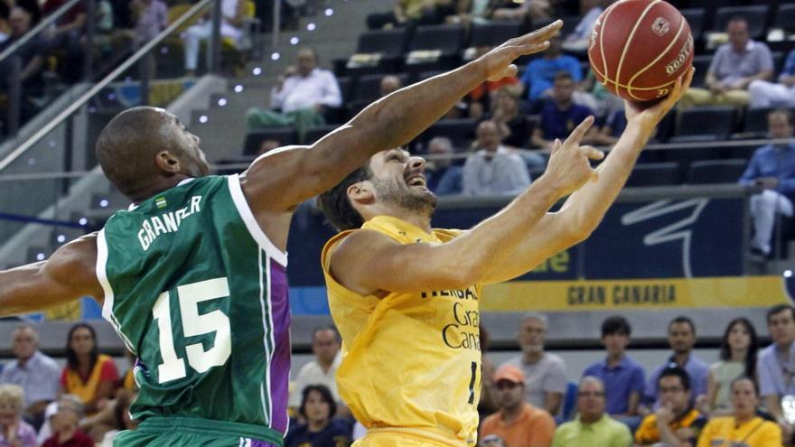 El base del Herbalife Gran Canaria, Tomás Bellas, intenta el lanzamiento ante el base del Unicaja Jayson Granger.