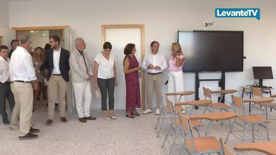 Pérez Llorca asegura que la vuelta al cole se inicia con más profesores y recursos de la historia
