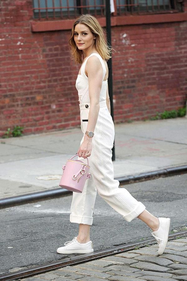 Olivia Palermo de paseo con el perro