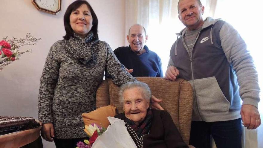 La abuela de Camarzana de Tera, Manuela Ferrero Castaño, ayer, junto a dos de sus hijos y el alcalde.