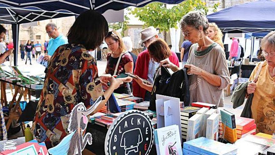 Un estand de la fira Liberisliber de Besalú, ahir al matí.