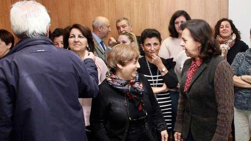 María Jesús Álvarez, a la derecha, habla con las rederas.